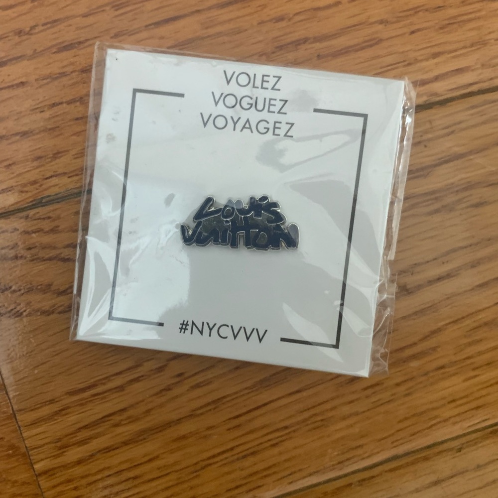 NYC LV EXHIBITION PINS